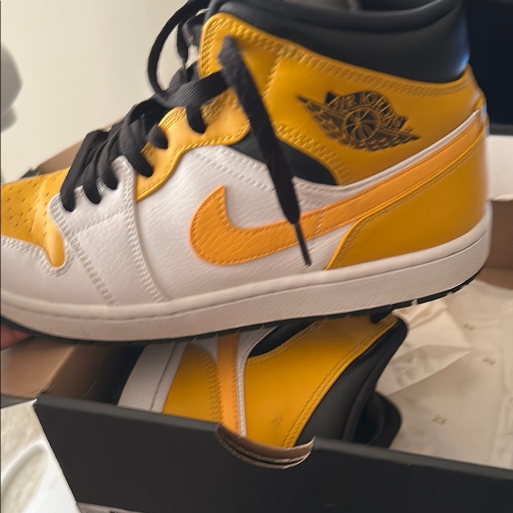 Air Jordan 1 Mid - White and Black - Picture 4 of 12